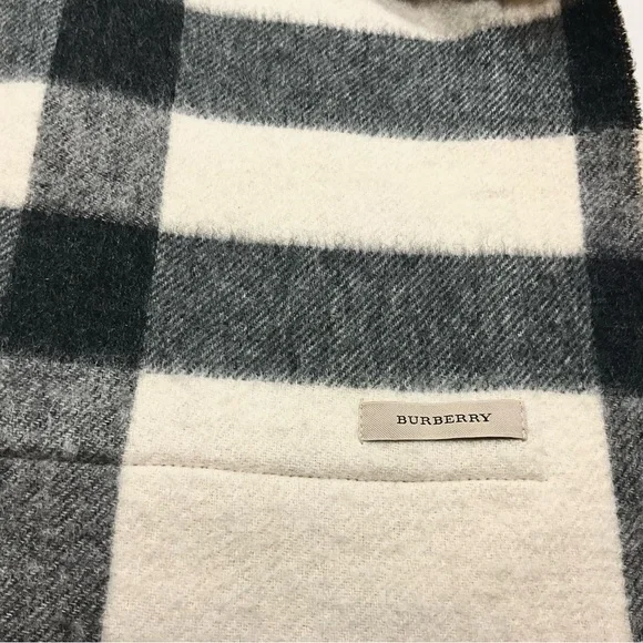 BURBERRY ST. HELEN REVERSIBLE POCKETS SCARF / WRAP. - Picture 8 of 9